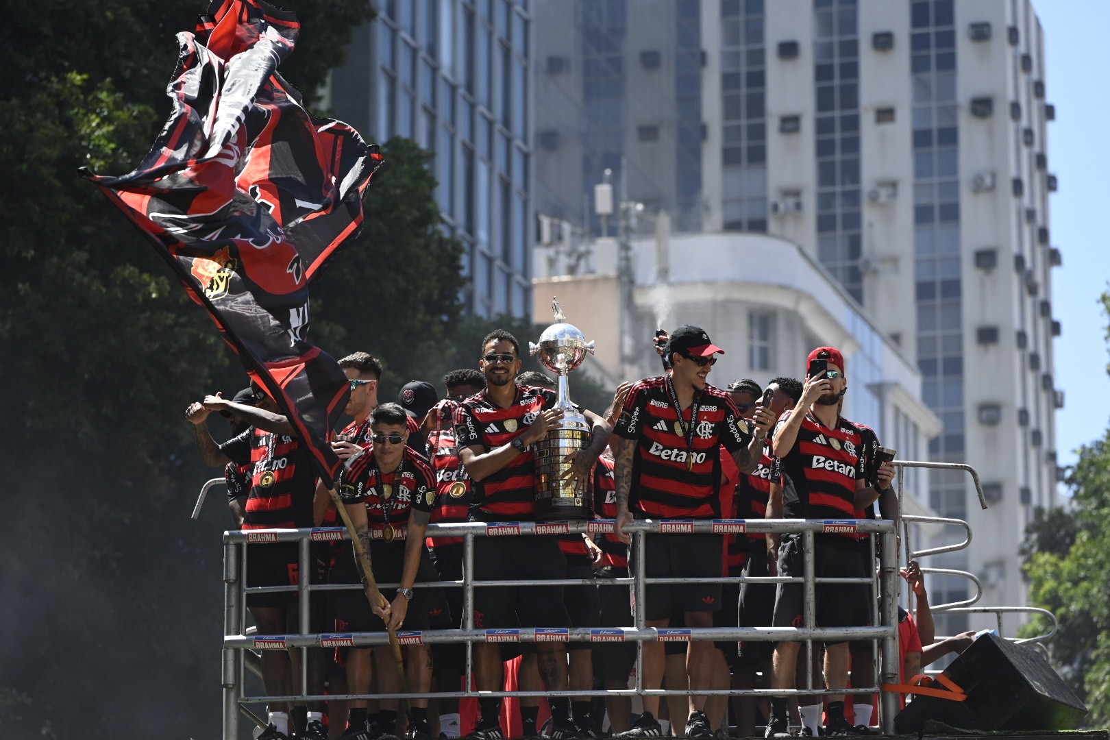 Flamengo provoca rivais Palmeiras e Vasco em festa do tetra, criando clima de rivalidade na Libertadores
