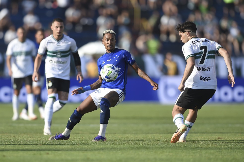 Matheus Pereira em ação durante Coritiba x Cruzeiro — Foto: Staff Images / Cruzeiro