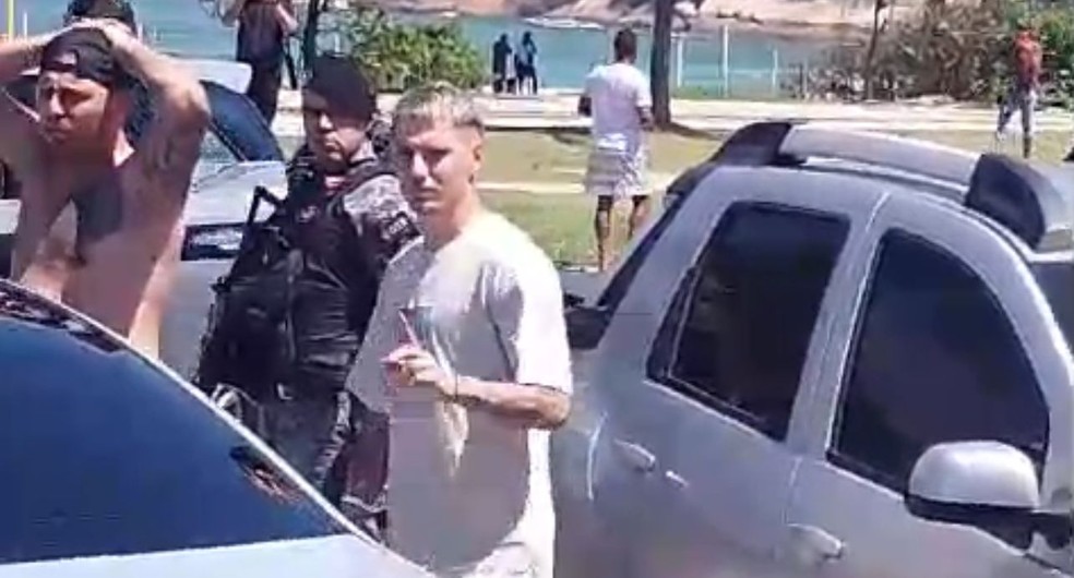 Varela, do Flamengo, é visto perto de torcedores do Peñarol em local de confusão no Rio de Janeiro — Foto: Reprodução