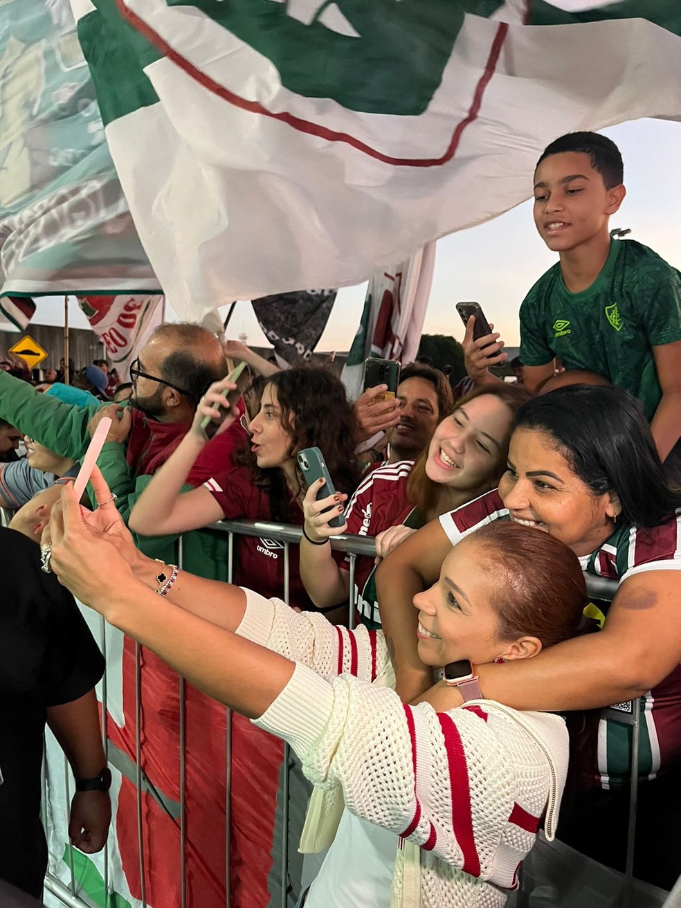 Belle Silva, esposa de Thiago Silva, tira foto com torcedoras do Fluminense — Foto: Edgard Maciel de Sá / ge