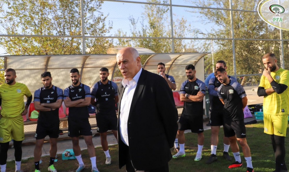 Presidente da federao palestina, Jibril Rajoub, com os jogadores na Jordnia  Foto: Divulgao / PFA