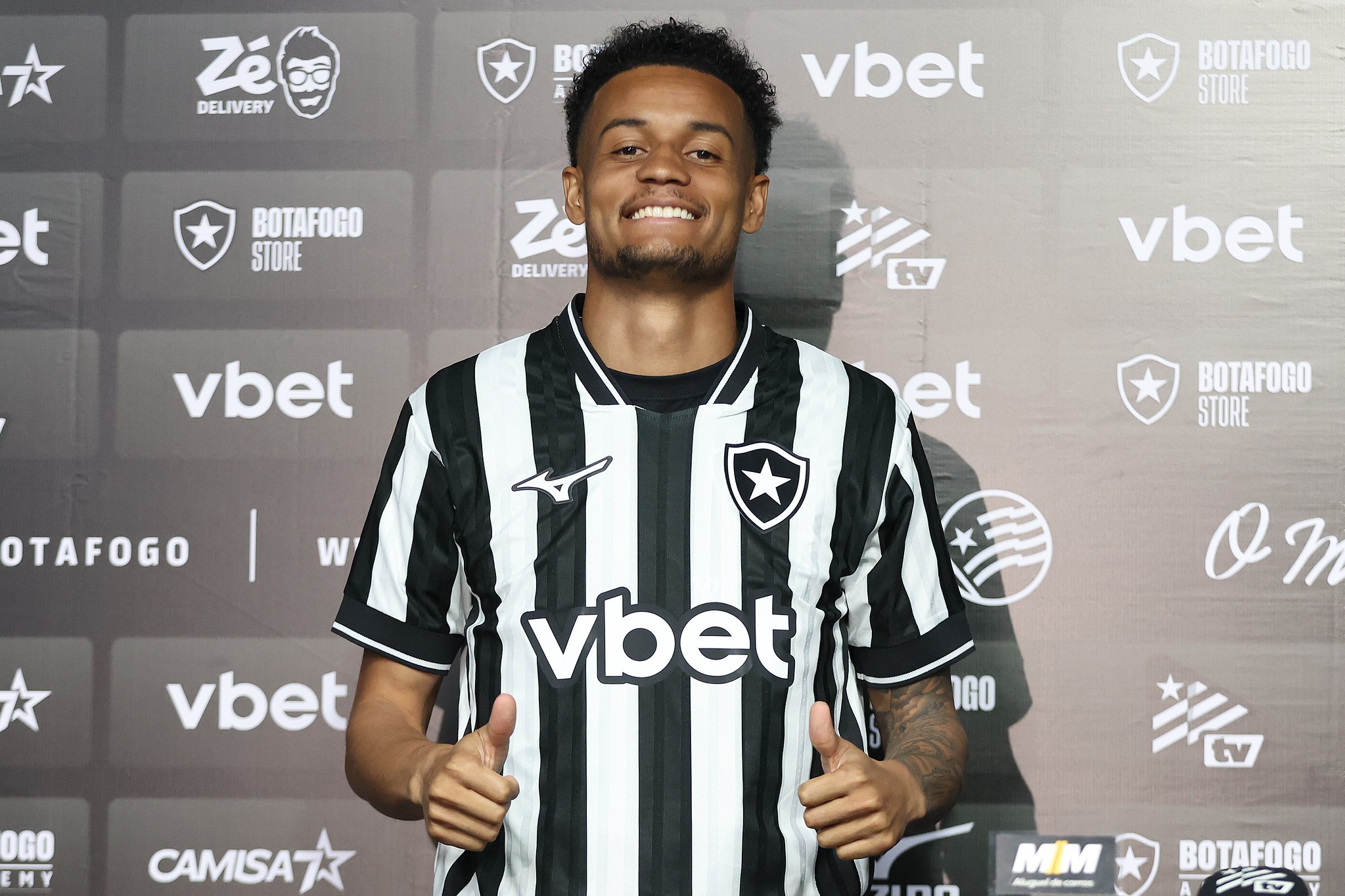 Paulinho sofre lesão na coxa em treino e vira desfalque no Botafogo