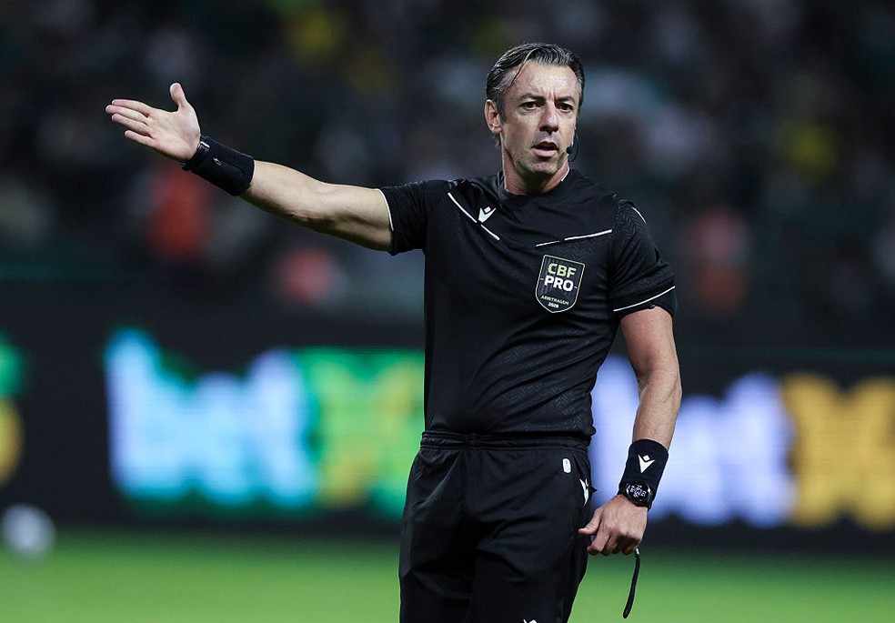 �rbitro Raphael Claus apita jogo � Foto: Alexandre Schneider/Getty Images