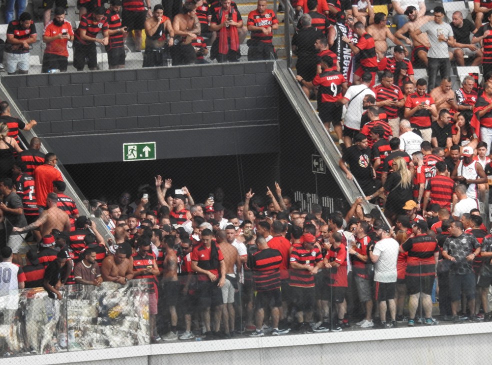 Torcida do Flamengo tem dificuldades de acessar setor da Arena MRV — Foto: Fred Gomes
