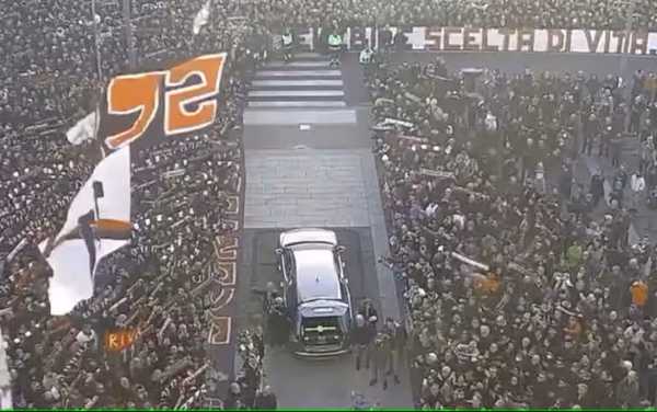 I funerali di Gigi Riva, capocannoniere dell'Italia, hanno raccolto 30.000 tifosi  Il calcio italiano