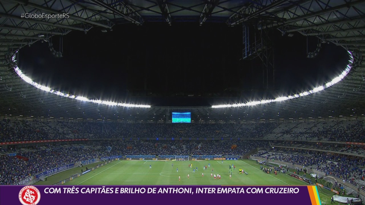 Cruzeiro perde pênalti, e Inter arranca empate com um jogador a menos, no Mineirão