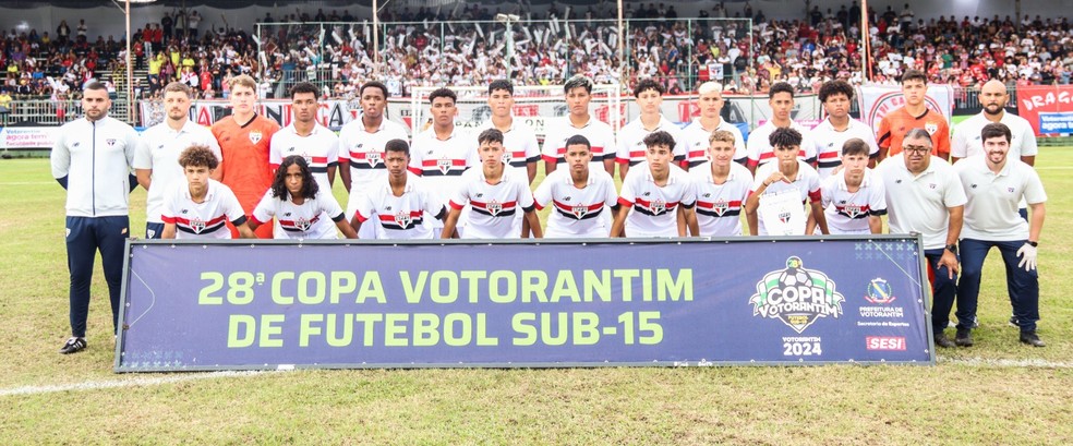 Time do São Paulo perfilado antes da final da Copinha de Votorantim 2024 — Foto: Matheus Garcia/Prefeitura de Votorantim