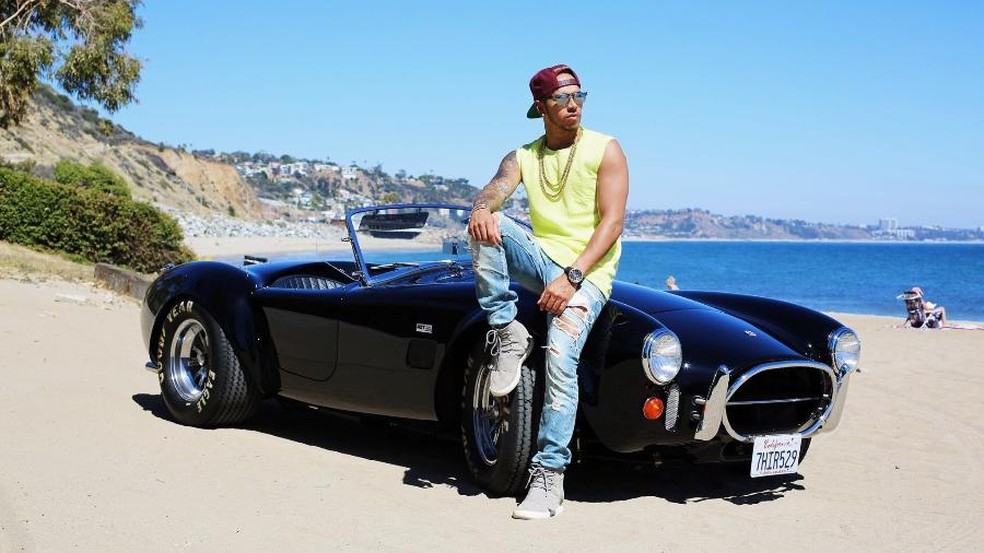 Hamilton chegou a ter um Shelby Cobra 427 avaliado em mais de R$ 25 milhões — Foto: Reprodução