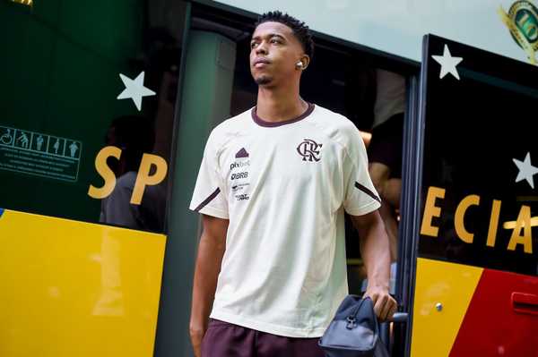 Flamengo afasta Carlinhos, Pablo e três jogadores e libera busca por novos clubes.