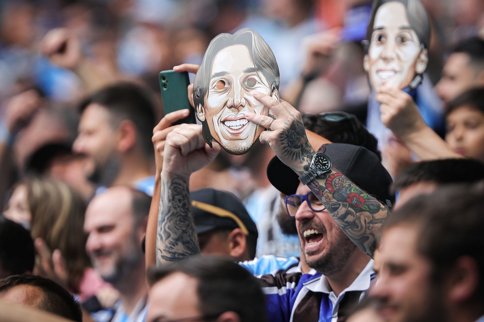 Torcedor do Grêmio exibe máscara de Geromel — Foto: Maxi Franzoi/AGIF