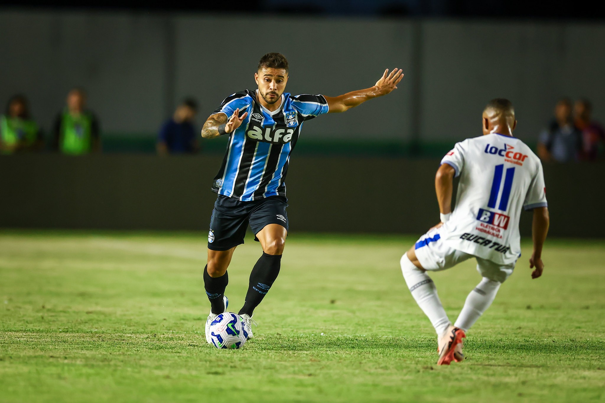 Grêmio informa lesão de Aravena e situação de João Pedro no clube