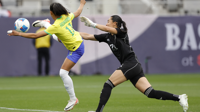 Adriana abre o placar para o Brasil aproveitando falha da goleira do México