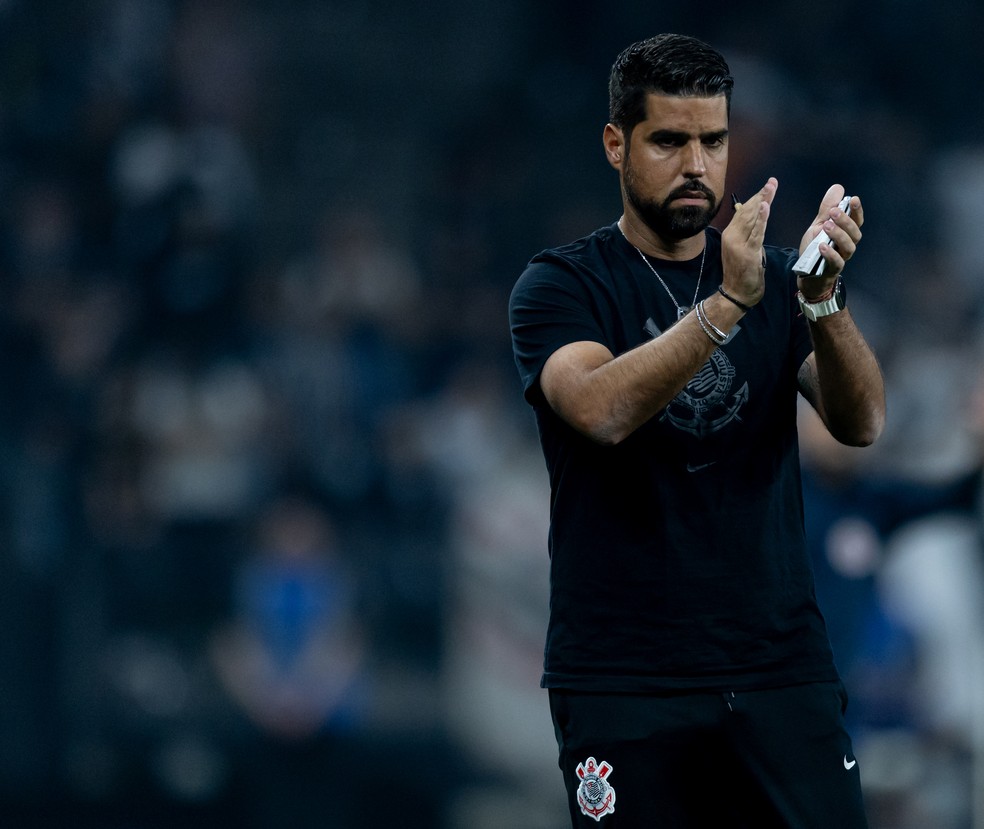 António Oliveira, técnico do Corinthians, em jogo contra o América-RN