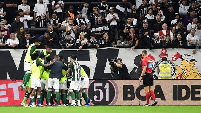 Elenco do Coritiba comemora o gol contra o Corinthians