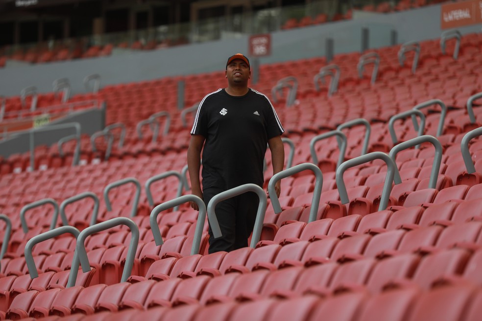 Petterson Pedroso, funcionário do Inter atingido pelas enchentes — Foto: Renan Mattos/Agência RBS