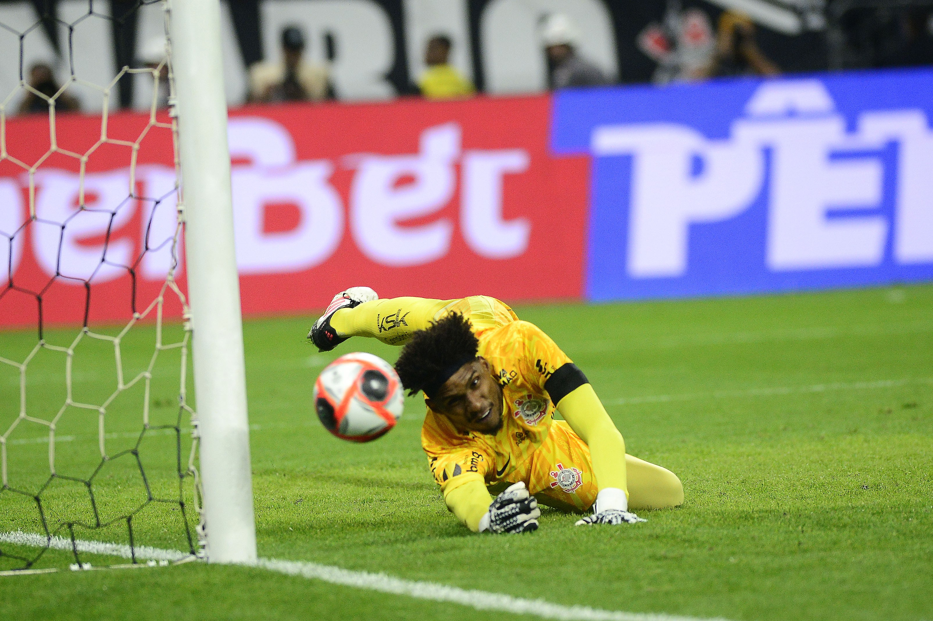 Jogador Hugo Souza lidera ranking de tempo em campo no Corinthians em 2025