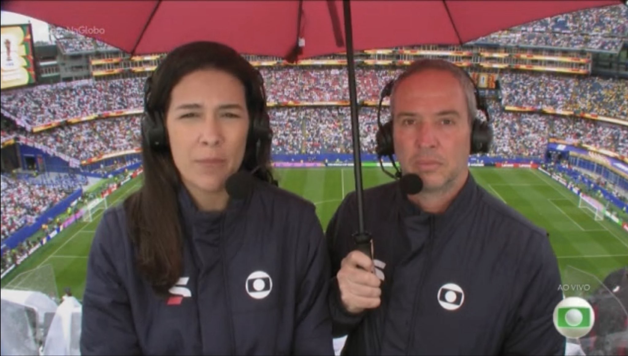 Caio Ribeiro guarda-chuva durante transmissão da Copa