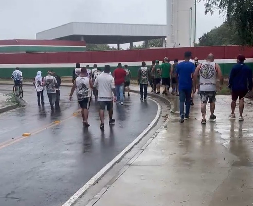Torcedores do Fluminense caminhando até a entrada do CT do clube — Foto: Reprodução
