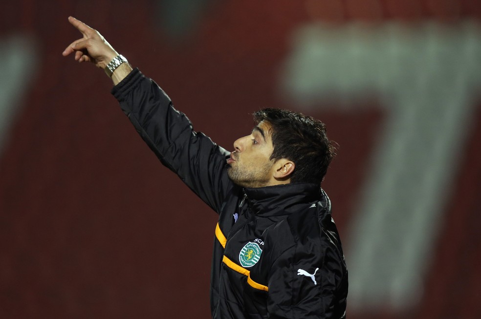 Abel Ferreira no comando da base do Sporting, em Portugal — Foto: Getty Images