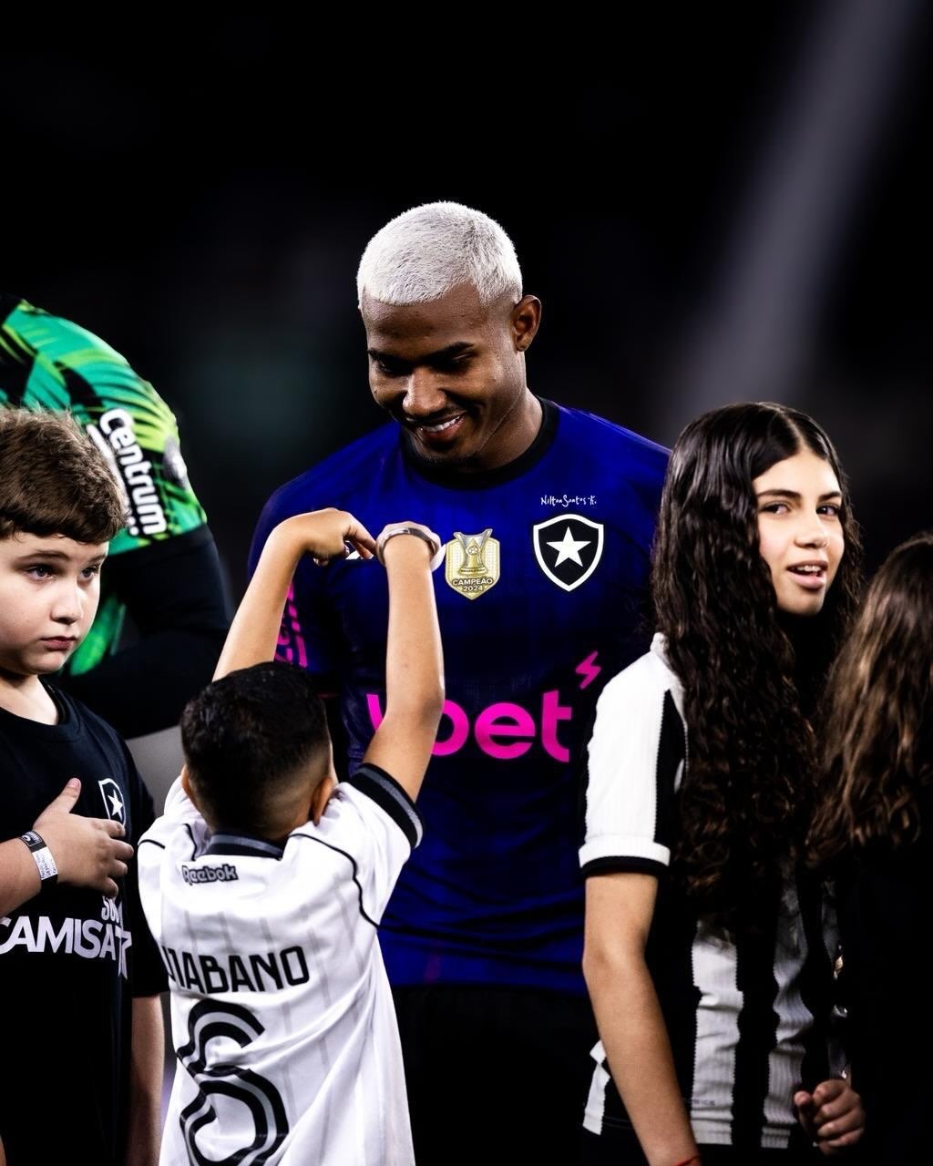 Fã de Cuiabano, torcedor mirim do Botafogo expõe coração dividido antes do clássico contra o Vasco