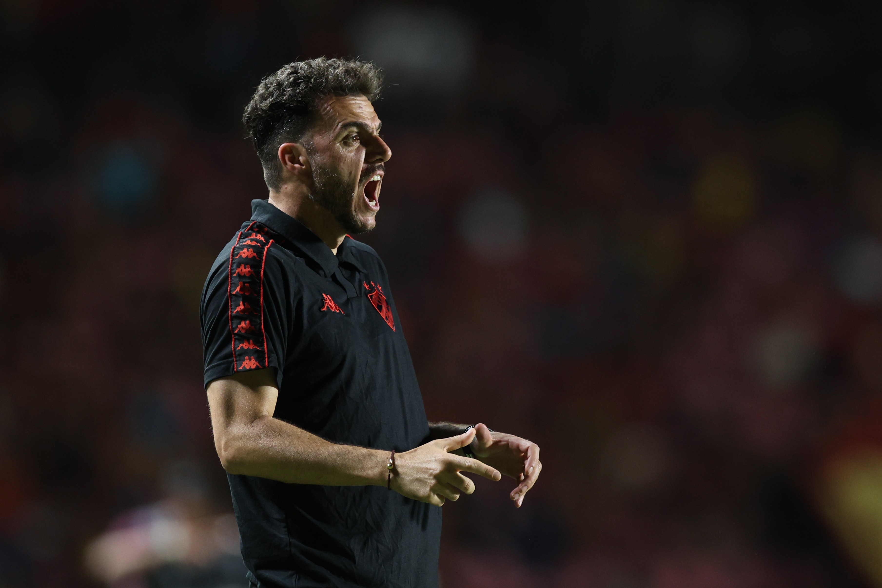 Soso lamenta expulsão e vê Sport competitivo em derrota contra “melhor elenco da Série B”