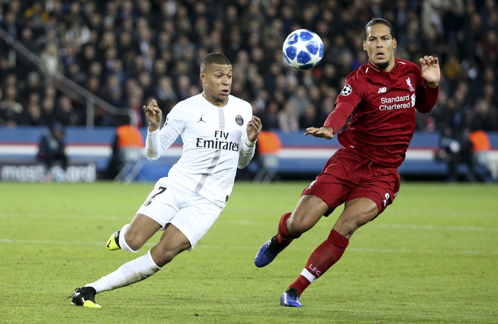 Mbappé disputa com Van Dijk em jogo pela Champions; Liverpool pode ser destino do atacante francês — Foto: Jean Catuffe/Getty Images