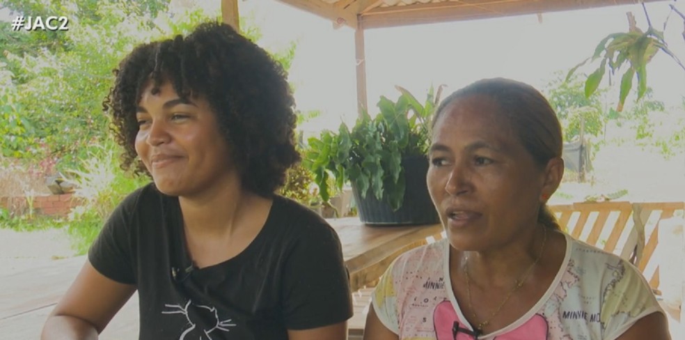 Iandra Reis ao lado da mãe, Francisca Alexandra — Foto: Reprodução/Rede Amazônica Acre