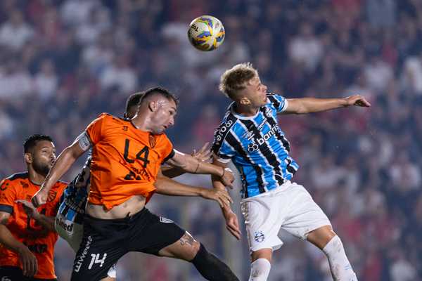 Grêmio renova contrato de volante por mais seis anos.