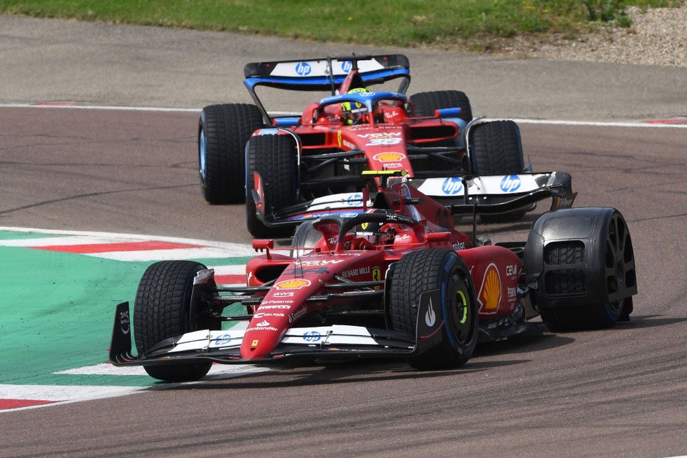 Arthur Leclerc e Oliver Bearman testam cobertura de pneus de chuva da F1 em Fiorano — Foto: Rudy Carezzevoli/Getty Images