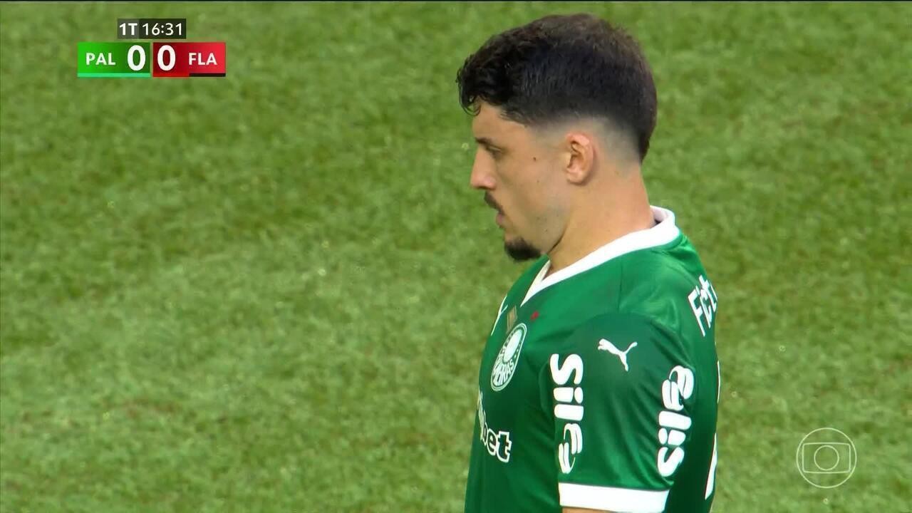 Problema no joelho tira Gerson do jogo entre Palmeiras e Flamengo.