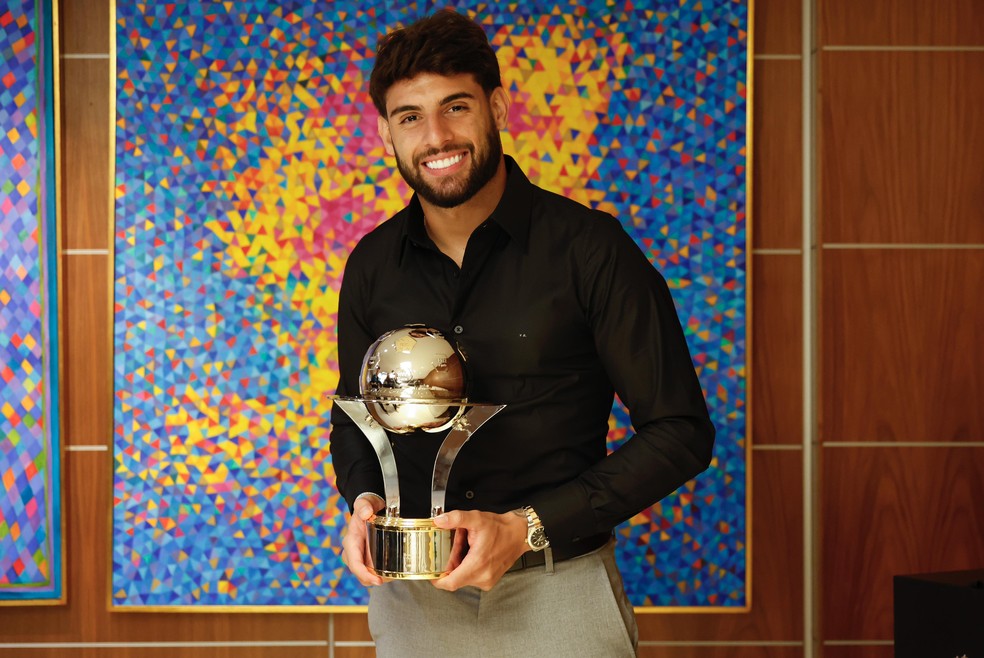 Yuri Alberto com o troféu Roberto Dinamite, de artilheiro do Brasileirão — Foto: Rafael Ribeiro / CBF