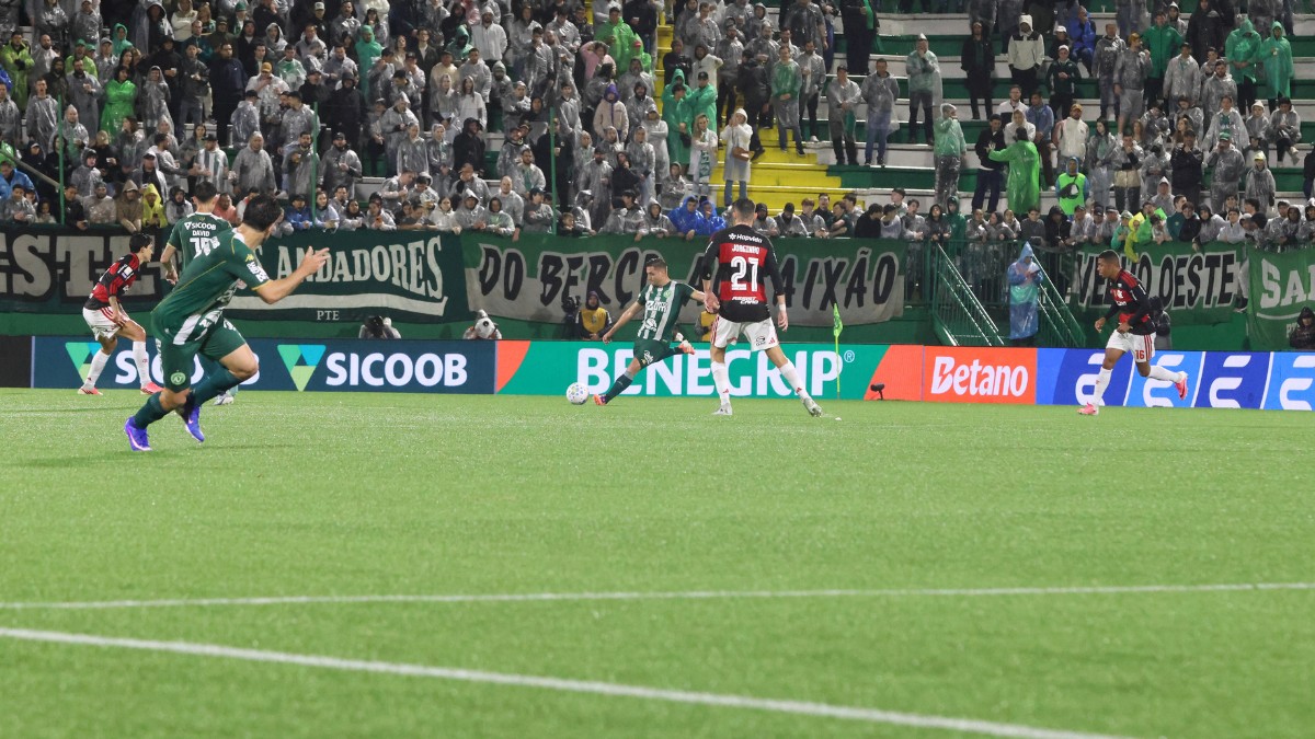 Sem dificuldades, Flamengo goleia Chapecoense em retorno ao Brasileirão
