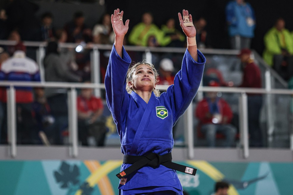 Larissa Pimenta chora ao comemorar o ouro no Pan de Santiago — Foto: Wander Roberto/COB
