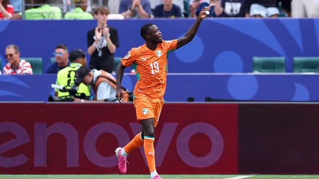Pépé comemora o primeiro gol da Costa do Marfim na vitória sobre Curaçao na Copa do Mundo
