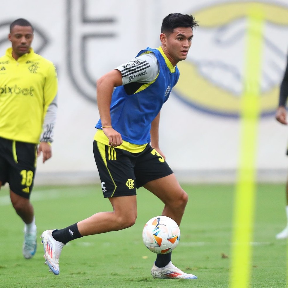 Alcaraz em ação no treino do Flamengo — Foto: Gilvan de Souza / CRF