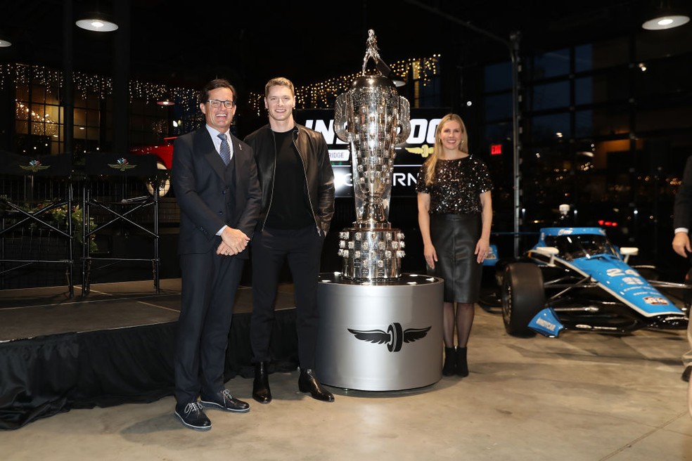 Comparação da altura do atual vencedor da Indy 500, Josef Newgarden, com o troféu Borg Warner original — Foto: Brian Spurlock/Icon Sportswire via Getty Images