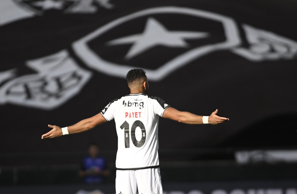 Payet abre o caminho para virada do Vasco sobre o Botafogo — Foto: André Durão / ge