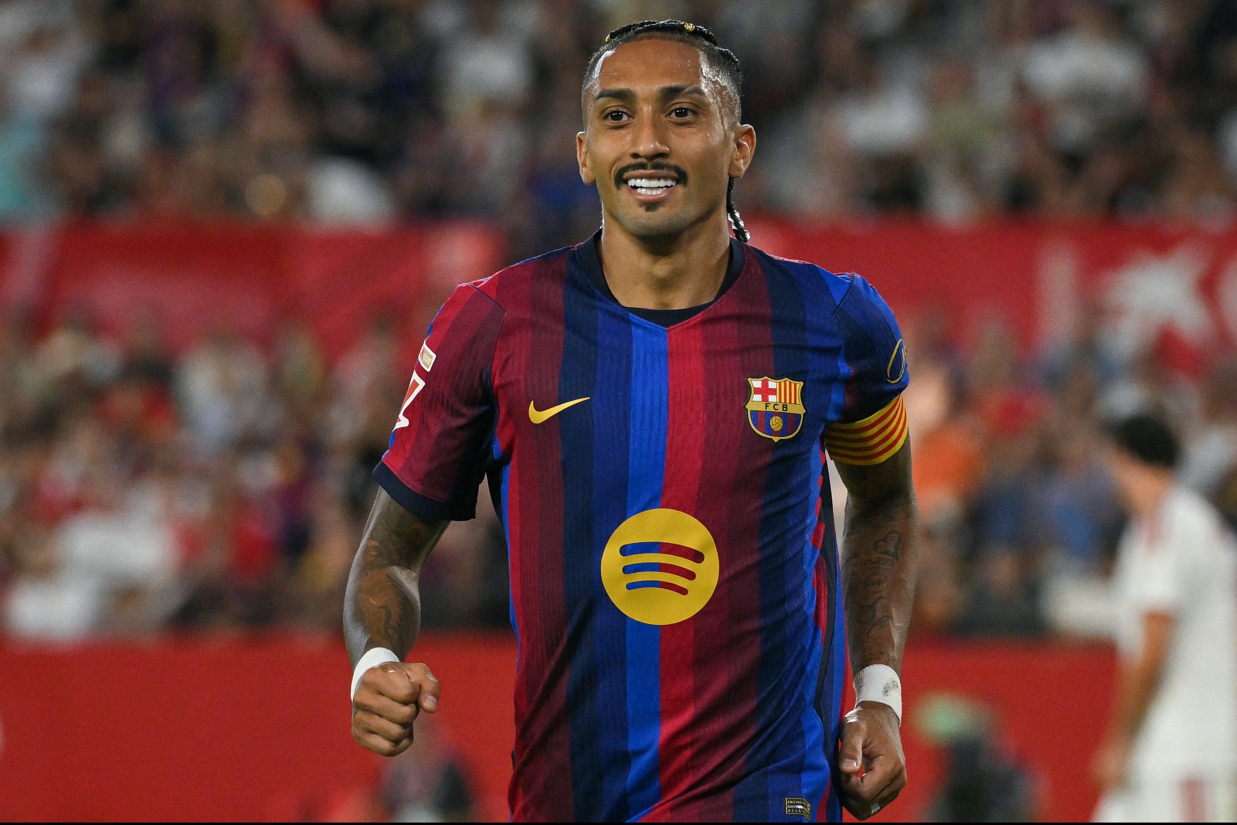 Flick rasga elogios a Raphinha no Barcelona e comemora renovação do brasileiro: "Capitão perfeito"