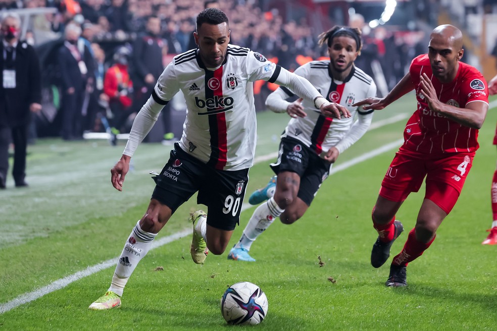 Besiktas rescinde contrato com Alex Teixeira