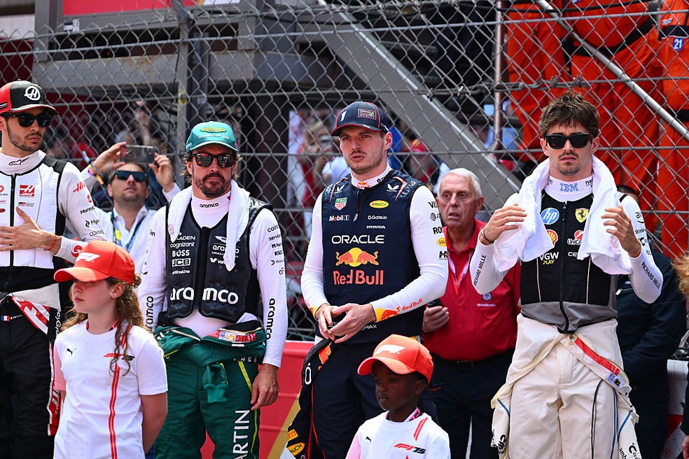 Verstappen cita Alonso e Leclerc ao montar "piloto perfeito"