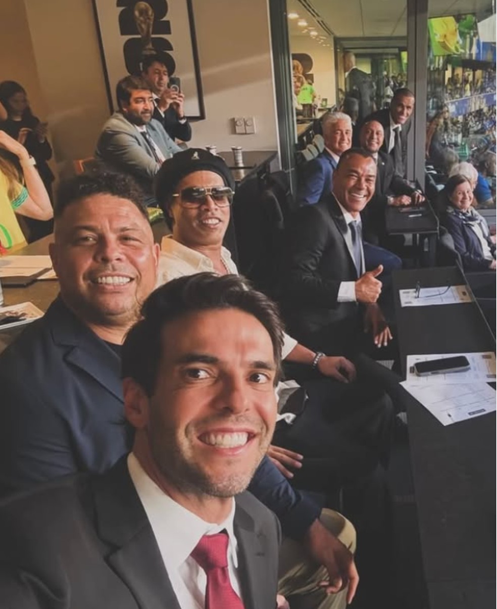 Cafu, Bebeto, Ronaldinho, Rivaldo e Kaká em roda de bobinho