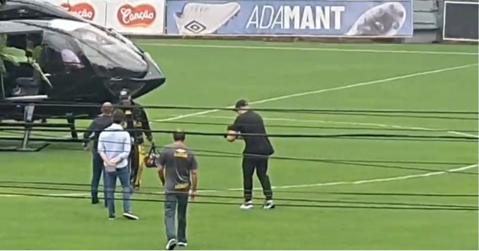 Neymar chega de helicóptero para primeiro treino no retorno ao Santos |  santos | ge