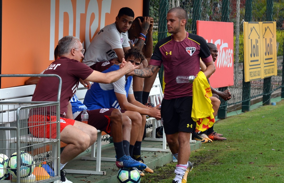 São Paulo encaminha empréstimo de lateral Auro a clube do Canadá