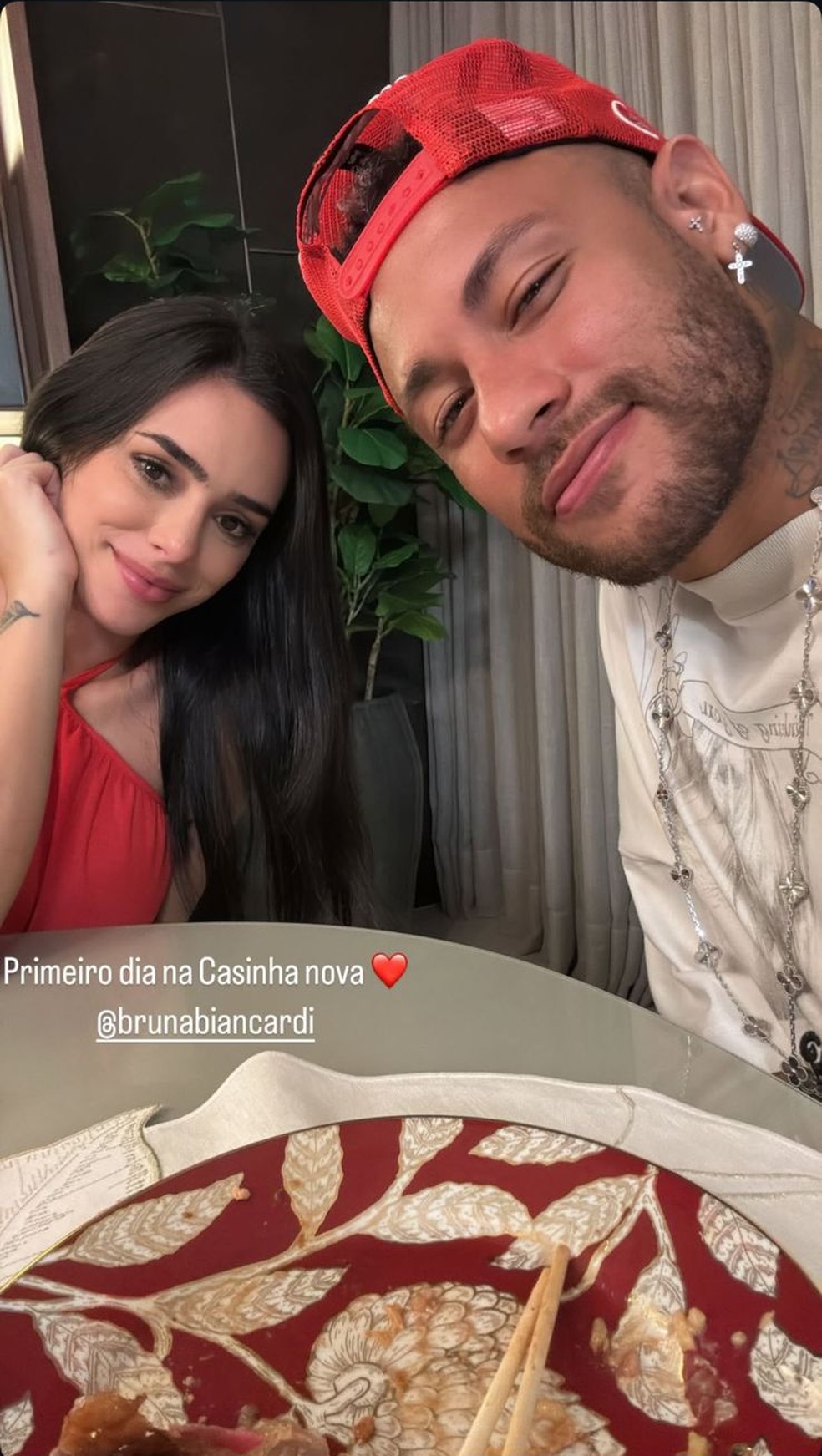 Neymar e a namorada Bruna Biancardi na nova residência do jogador em Santos — Foto: Reprodução/Instagram
