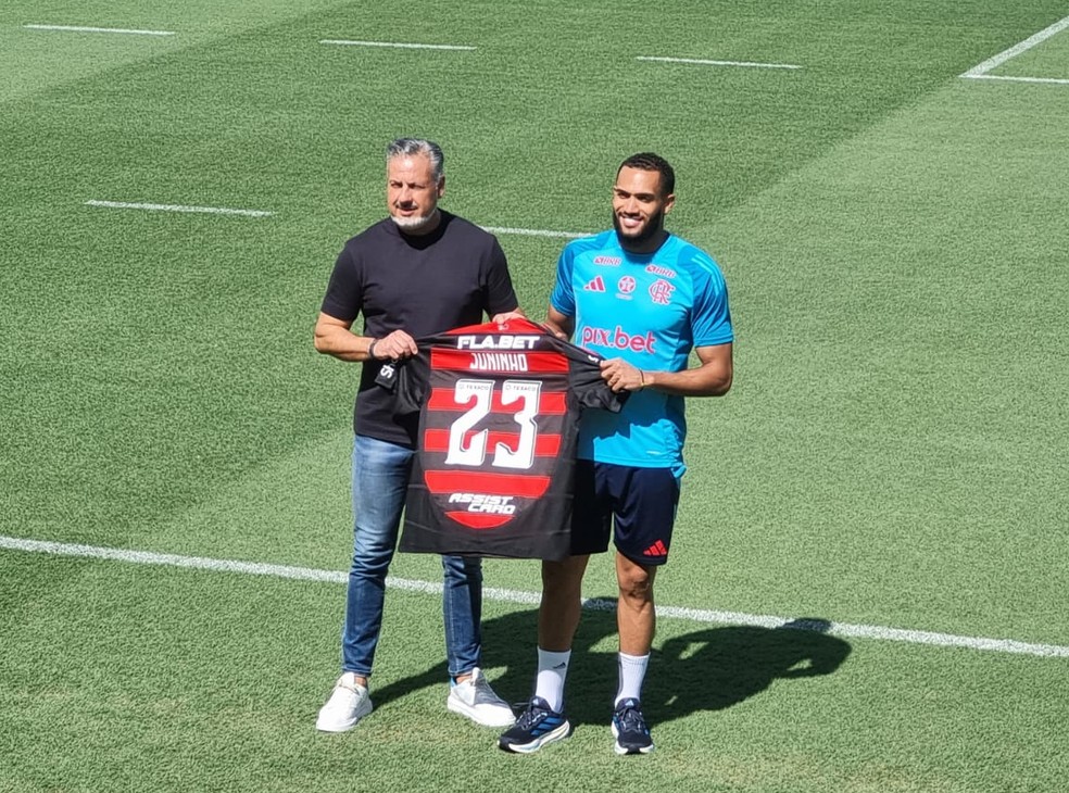 Camisa 23 entregue ao Juninho, novo reforço do Flamengo — Foto: Thiago Lima / ge