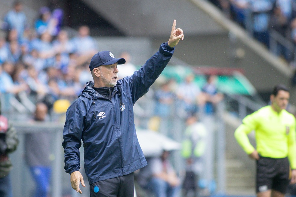 Mano Menezes em Grêmio x Vitória — Foto: Maxi Franzoi/AGIF