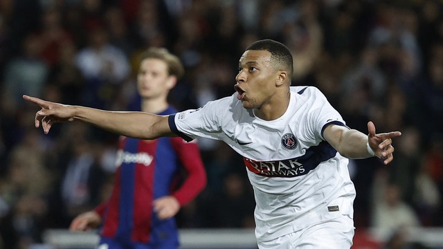 Mbappé comemora gol do PSG sobre o Barcelona