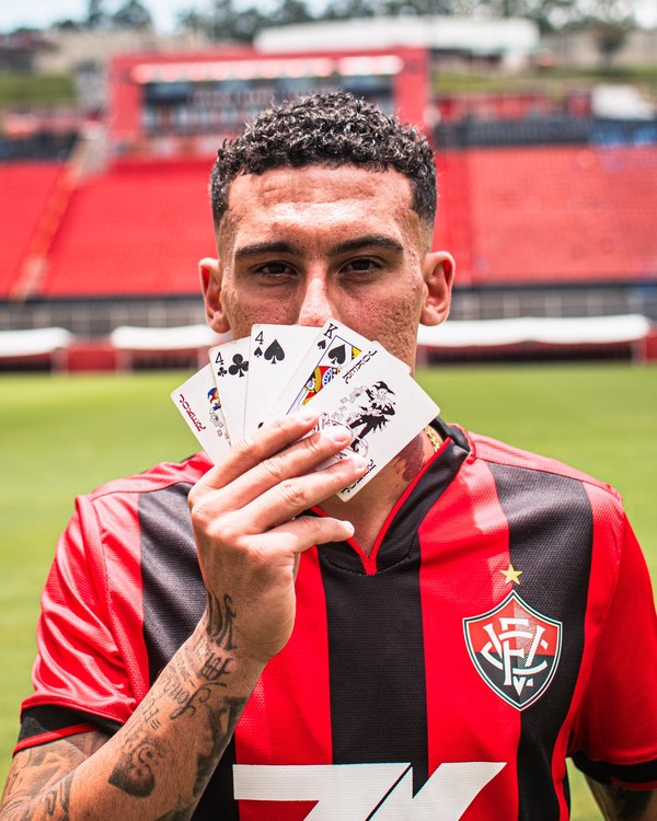Gabriel Baralhas com a camisa do Vitória em apresentação