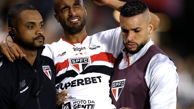 Lucas, do São Paulo, deixa o campo carregado em jogo contra o Bahia