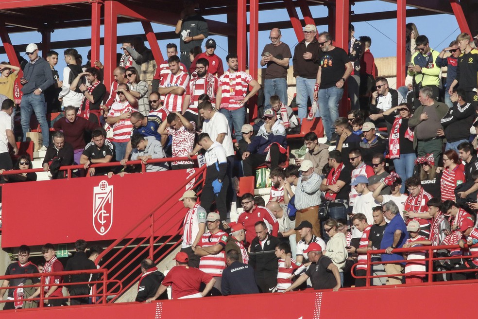 8dc364014076b812b11729736e1002375f6c30acw Torcedor morre após mal súbito, e jogo entre Granada e Athletic de Bilbao é suspenso